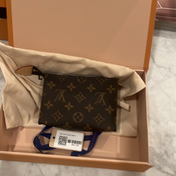 Louis Vuitton Toiletry Pouch 15 - Picture 6 of 6